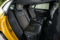 「ウルス」の後席は3人掛けのベンチタイプか、写真に見られる定員2人の独立型(オプション)となる。