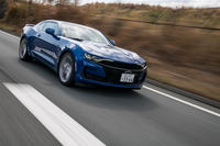 マイナーチェンジ後の、「SS」のAT仕様の燃費については、北米の資料でも“TBD(未確認・未確定)”という扱い。参考として6段MT仕様の燃費を紹介すると、シティーが16mpg(6.8km/リッター)、ハイウェイが25mpg(10.6km/リッター)と公称されている(米国EPA値)。