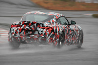 50:50の前後重量配分や、「86」より低いとされる重心高、ワイドトレッド/ショートホイールベースのタイヤ配置などにより、新型「スープラ」は俊敏なコーナリングも特徴のスポーツカーとなっていた。(写真=荒川正幸)