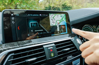 イノベーション・パッケージにはBMWジェスチャー・コントロールが含まれる。電話の応答や拒否、音量の調整はジェスチャーでの操作が可能。ディスプレイに向かって人さし指を右回転させると、音量が大きくなり、左回転させると小さくなる仕組み。