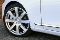 「S90 T6 AWD インスクリプション」には、専用デザインの8スポーク20インチアルミホイールが装着される。