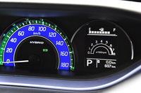 有段変速のトランスミッションを搭載することもあり、メーター内のマルチインフォメーションディスプレイには、エンジン回転計の表示機能も備わっている。