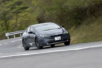 1.8リッターハイブリッドのシステム出力は140PS。駆動用モーターの性能アップによって先代モデルよりも18PSパワフルになっている。