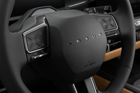 ステアリングホイールは「L」エンブレムから「LEXUS」ロゴに変わってよりモダンな印象に。スポークのスイッチにもシボ加工が施してあるのは珍しい。