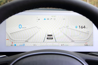 12.3インチサイズのメーターパネル。淡いカラーリングのベゼルに、同サイズのナビゲーション一体型総合ディスプレイと並ぶように埋め込まれている。