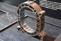 開発の苦労を物語る、ロータリーエンジンのローターハウジング。内側には、生々しい傷跡が残されている。