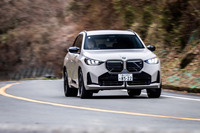 運転プログラムを切り替えられる「MY MODE」で「SPORT PLUS」を選ぶと、走りにはよりメリハリがつく。その設定で山坂道を走る「X3 M50 xDrive」は、まさに中高年カーマニアがイメージするBMWそのものである。