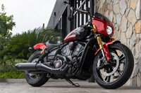 インディアンの最新モデルである新型「スカウト」。実はビルダーたちが手を加えやすいよう、新型の車両骨格はアルミフレームからスチールパイプフレームへと変更されている。写真は高性能モデルの「101スカウト」。(写真:郡大二郎)