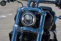 2025年モデルでは各部の意匠も変更。ヘッドランプは、レンズのふくらんだ縦型の異形デザインから、クラシックな丸型に変えられた。中身はもちろんフルLEDである。