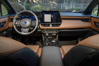 インテリアでは、12.1インチの大型センターディスプレイを搭載。昨今のスバル車は、11.6インチのディスプレイをダッシュボード中央に“縦置き”していたが、次世代のモデルでは、こちらのスタイルが主流になるのかも。