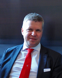 ディーター・クネヒテル(Dieter Knechtel)
1995年、シトロエン・オーストリアの経理部長から自動車業界でのキャリアをスタート。1998年にルノーに入社し、ルノー・日産オーストリアのシニアブランドマネージャーを務めた。2006年からは中国のポルシェ・ホールディングにおいて中国全土の販売事業を管理。2015年4月、フェラーリの極東・中東エリア統括CEOに就任。