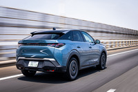 「3008 GTアルカンターラパッケージ ハイブリッド」のルーフエンドには、特徴的なフローティングデザインのブラックスポイラーが備わる。ライオンの爪痕をモチーフにしたLEDデイタイムランニングランプと対になる3本のLEDリアコンビランプデザインも、プジョーらしさを表現する要素である。