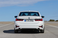 ライバルのボディーサイズを見ると、「メルセデス・ベンツCクラス」が全長×全幅×全高=4690×1810×1425mm、「アウディA4」が同4755×1840×1410mm。新型「BMW 3シリーズ」のサイズは、だいたい両車の中間と言えそうだ。