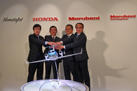 フォトセッションに臨む(写真左から)藤野道格 HACI代表取締役社長、八郷隆弘 本田技研工業代表取締役社長、氏家俊明 丸紅輸送機グループCEO、遠矢源太郎 丸紅エアロスペース代表取締役社長。