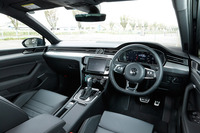 フラットボトムのステアリングホイールやアルミ製のペダル、シルバーカーボン調の装飾パネルなどが特徴のインテリア。内装色はブラックのみとなる。