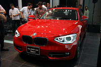 写真は、2011年9月22日に日本デビューを果たしたばかりの、新型「BMW1シリーズ」。