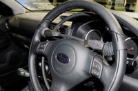 グイドシンプレックス製ステアリングコントロールシステム。ステアリングホイールの奥にある輪を手前に引くことで、スロットルをコントロールする仕組み。ステアリングを両手で支持しつつ、微妙なアクセルワークが行えるという。