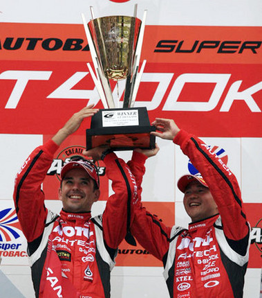 カップを高々と掲げ優勝を喜ぶ、No.1 MOTUL AUTECH GT-Rのブノワ・トレルイエ(写真左)と本山哲。