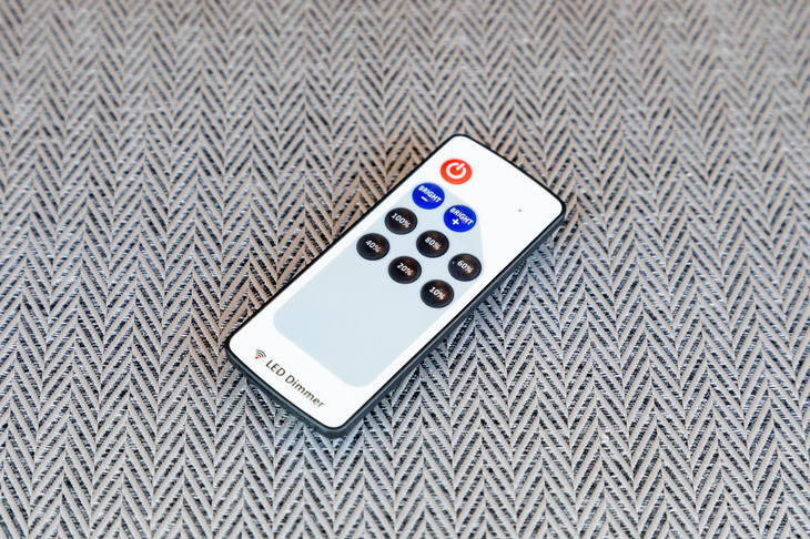 間接照明用のリモコンも備わっている。調光も可能。