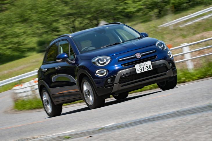 運転支援システムについては、衝突被害軽減ブレーキ付きの前面衝突警報や車線逸脱警報などを搭載。「500Xクロス」には、簡易なものだがアダプティブクルーズコントロールも装備される。