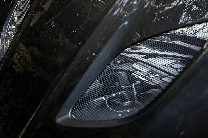 アストンマーティンの市販車史上最強となる5.2リッターV12ツインターボエンジン。燃費は、EU複合サイクルで約8.1km/リッターと公表されている。