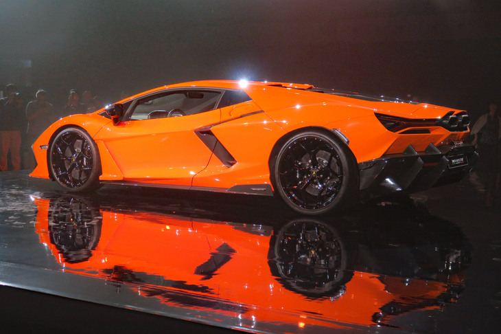 「レヴエルト」はランボルギーニの次世代V12エンジン搭載モデルであり、またブランドの量販モデル(?)としては、初の電動車となる。