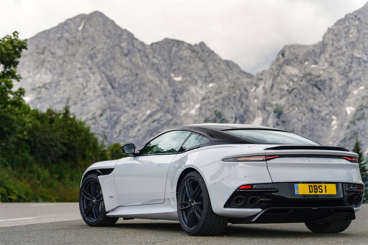 「DB11」に比べて前後のトレッドが拡大されており、フェンダーもフロントで10mm、リアで20mm広げられてマッシブなフォルムになった。