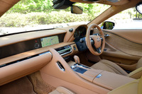 運転席とは対照的に、助手席側は視覚的な広がりを感じられる空間となっている。インテリアカラーは、写真の「オーカー」のほかに「ダークローズ」と「ブラック」が選択可能。