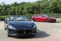 今回のマイナーチェンジでは、フロントまわりの意匠に大きく手が加えられ、コンセプトカー「アルフィエーリ」から導入が進められている縦桟(さん)タイプのフロントグリルが採用された。