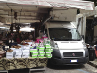 原則として毎週水曜日に開かれるシエナの青空市場で。靴屋さんの「ドゥカート」。特装業者によってルーフに追加されたテントが広げられている。