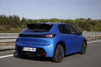 新型「208」には、ストップ&ゴー機能付きのアダプティブクルーズコントロールや、ステアリング操作まで行うパーキングアシストなどの運転支援システムが備わる。