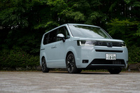 同時期にデビューしたライバルに先んじてマイナーチェンジを果たした「ホンダ・ステップワゴン」。今回の試乗車は新規設定された「e:HEVエアーEX」の7人乗り仕様。