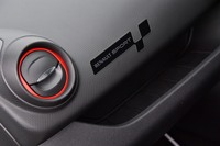 ダッシュボードの助手席側に「RENAULT SPORT」のロゴが入る。