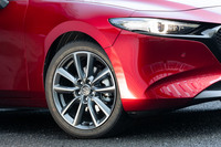 サスペンションについては、車両の挙動をよりフラットなものとするべく前後のバランスを最適化。小さな凹凸によるゆすられ感の抑制も図っている。