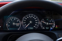 メーターパネルは3つのリングに個別に液晶ディスプレイを配したユニークなもの。左側が「パワーリザーブメーター」で、パワーユニットの余力をパーセンテージで表している。