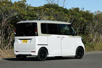 日本の伝統的な建築様式である「唐破風(からはふ)」にインスピレーションを受けたという2トーンカラーをオプションで用意している。写真の外板色は「ホワイトパール(3P)/フローズンパール(M)プレミアム2トーン」と呼ばれる12万2100円の有償色。