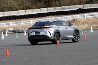 操作に若干の慣れが必要なものの、こんなスラロームコースをステアリングの持ち替えなしに走れるのは新しい体験だ。