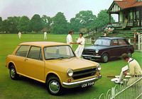 1962年に誕生した「モーリス1100」に始まるコードナンバー「ADO16」の、1970年ごろの「オースチン1300」。手前が2ドアセダンで、後ろが4ドアセダン。
