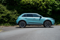 ボディーサイズは全長×全幅×全高=4200×1780×1595mm。小さく見えるが長さは「フォルクスワーゲン・ゴルフ」と同じくらいある。