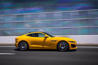 ロングノーズ・ショートデッキのフォルムが特徴的な「Fタイプ」のサイドビュー。今回の試乗車は、オプションの外装色「SVOウルトラメタリックペイント ソレントイエロー」をまとっていた。