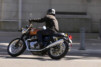 ライダーを飽きさせず疲れさせない「ロイヤルエンフィールドINT650」の乗り味は、ひとつの長所といえるだろう。