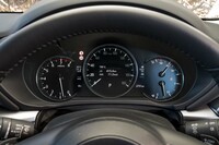 3連式のメーターパネルは、中央がインフォメーションディスプレイになっている。