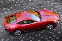 流麗なスタイリングは往年の「250GTベルリネッタ ルッソ」「250GT 2+2」からインスピレーションを得てデザインされている。