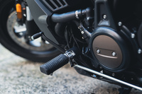 変速に用いるチェンジペダル。ニュートラルから1速に入れても、他のハーレーのように「ガコン!」とは言わない。