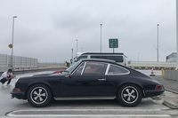 「911E」は1968年8月から1969年7月まで生産された。ちなみにMが所有するのは1969年3月14日生産のミツワ(当時の正規輸入元)もので、エンジンとトランスミッション、ボディーのシリアルナンバーが生産した時のデータと一致している、いわゆる“マッチング車両”なのだという。旧車の世界ではバイクも同様に、これらのナンバーがマッチングしているか否かが重要視される。