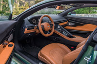 従来モデルから全面的に刷新された車内空間。レザーインテリアの老舗「Bridge of Weir(ブリッジ・オブ・ワイル)」の手縫いの皮革が採用されている。