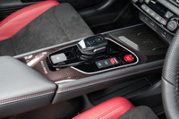 ブリッジ式のセンターコンソールには「NISMO」専用の赤いスタータースイッチとドライブモードセレクターが備わる。この写真では赤が織り込まれたカーボン調パネルがはっきりと確認できる。