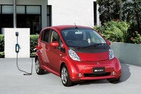 三菱のピュアEV「i-MiEV」のデビューは2009年。気がつけばご長寿モデルとなっていた。