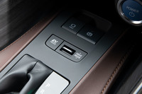 シフトセレクターの前方、センターコンソールの奥まった位置に配置されたドライブモードなどのスイッチ類。見た目が“ビジー”になる機械式のスイッチは、数を減らし、かつ車内の雰囲気を壊さぬようレイアウトされた。