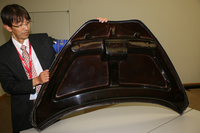 こちらは改質リグニンを添加した「ミツオカ・ビュート」のボンネット(写真は無塗装のもの)。今後、耐久テストが続けられる。